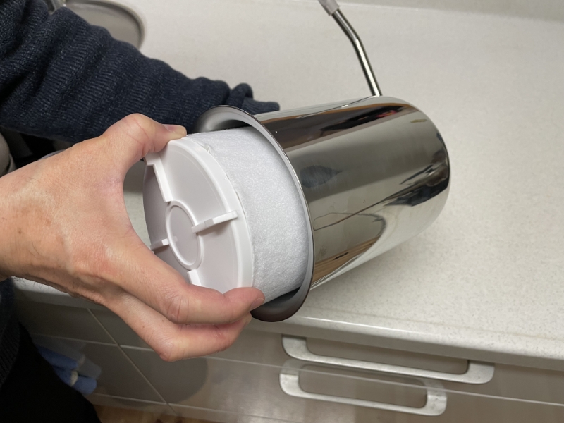 本体から取り出すカートリッジフィルター